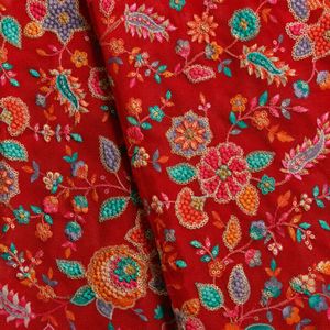 Tela premium con estampado y bordado, un textil moderno diseñado para colecciones de moda y prendas elegantes. Esta tela... - Product Image 2