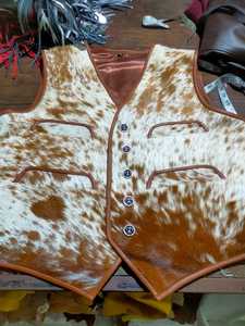 Chaleco de Cuero Genuino con Pelo de Vaca para Hombre, Cuello en V, Cierre de Botones, Prenda Exterior Casual de Otoño, Estampado Animal - Product Image 1