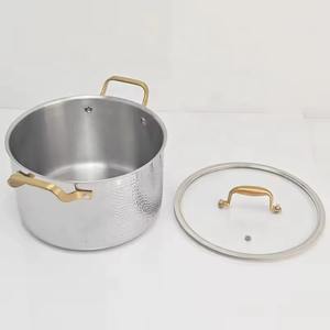 Casserole en métal de qualité supérieure avec poignée dorée et couvercle en verre, qui garde sa forme sous pression, même lorsqu'elle est pleine. - Product Image 5