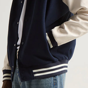 Veste de baseball pour homme style hip-hop vintage personnalisée, en toile brodée, avec blocs de couleur et manches en cuir - Product Image 5