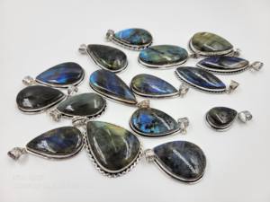 Pendentifs tendance en laiton sculpté à la main de qualité supérieure avec serti en forme de cœur en pierre de jade, pour la fabrication de bijoux DIY et les fêtes, vente en gros - Product Image 4