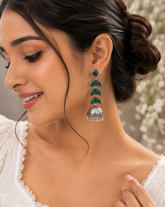 Boucles d'oreilles pendantes Jhumka longues, style bohème, en laiton argenté oxydé avec pierre marquise verte, faites à la main, pour mariage indien, style statement - Product Image 5