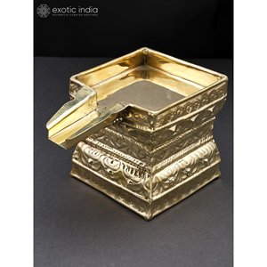Escultura Abhisheka Patra de diseñador pequeño hecha a mano de 4 pulgadas en latón para templo hecho en India - Product Image 2
