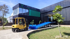 Capacity 10 Tons <b>Hydraulic</b> Container Unloading Dock ramp forklift Anti-slip mesh floor Electric <b>hydraulic</b> pump Warranty 1 Year - Product Image 3