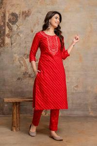 Conjunto de Traje de Algodón Rojo Escarlata de Lujo con Cuello Adornado, Pantalones Rectos y Dupatta a Juego para Mujer - Product Image 3