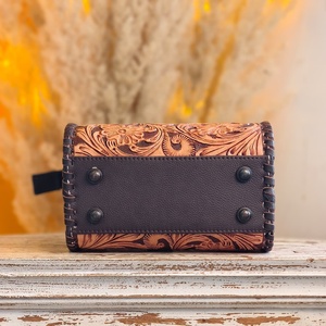 Bolso Bandolera de Cuero Genuino Venus Leathers, Estilo Western, Hecho a Mano, con Patrón de Letras y Flores, Cierre de Cremallera, 45-55cm, Gran Venta - Product Image 3