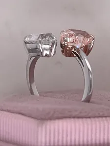 Anillo Toi et Moi de oro blanco con diamantes talla corazón en rosa y blanco, diseño abierto entrecruzado y romántico de dos piedras para compromiso - Product Image 4