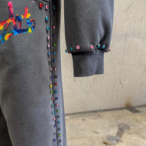 Chándal de felpa 100% algodón para hombre, corte ajustado personalizado, sin bolsillos, con efecto desgastado por el sol, borde sin rematar, lavado ácido, bajo cortado, apliques y detalles desgastados - Product Image 5