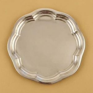 Elegante Bandeja Redonda Plateada con Borde Festoneado, de Acero Inoxidable Pulido con Acabado Espejo, para Hotel, Restaurante, Boda, Buffet - Product Image 1