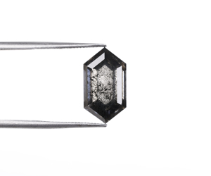 เพชรทรงเกลียวเกลียวแบบหกเหลี่ยม ผลิตในห้องปฏิบัติการในอินเดีย ยี่ห้อ OM GEMS เกรด PK1-2 รูปทรงเรขาคณิตที่เป็นเอกลักษณ์ ได้รับการรับรองจากผู้ตรวจสอบอิสระ IDC สีดำ - Product Image 1