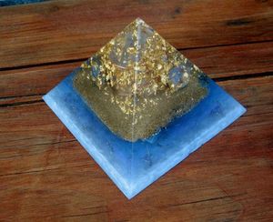 Pyramide d'orgonite d'agate turquoise en cristal naturel de haute qualité avec pendentifs d'orgone énergétique aux pyramides d'orgone en cristal en gros - Product Image 3