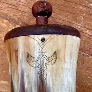 Correa de Cuero de Color Natural con Polvo de Cuerno de Búfalo Ecológico Hecho a Mano por ILAHI, Arte Folclórico, Arte Rústico, Feng Shui, Coleccionable - Product Image 2
