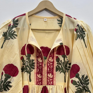 Vestido Mini Estilo Kyra Chinoiserie con Estampado Floral Hecho a Mano, Cuello en V, Manga 3/4, Encaje y Dobladillo con Volantes, de Algodón Ecológico - Product Image 2