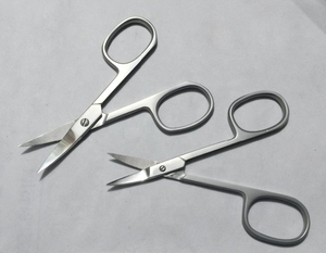 Tijeras de maquillaje de nivel experto diseñadas para dar forma a las cejas con precisión y cuidado delicado del vello facial con cuchillas ultrafinas. - Product Image 3