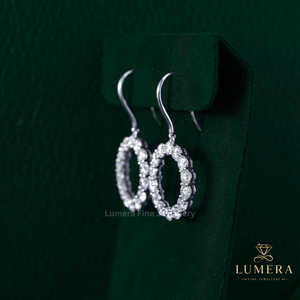 Boucles d'oreilles pendantes rondes en forme d'halo, serties de diamants brillants, avec fermoir à crochet sécurisé - Product Image 2