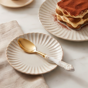 Elegantes cucharas de té doradas con mangos de cerámica blanca, aptas para lavavajillas, juego de cubiertos para ocasiones de boda. - Product Image 3