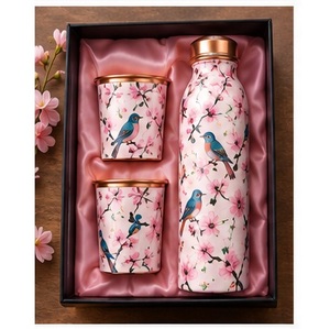 ขวดน้ำสีทองแดงลายดอกชบาเขตร้อนสีดำ พร้อมแก้วสองใบ ชุดเครื่องดื่มพกพาสำหรับเดินทาง ดีไซน์สีดำ แดง ชมพู - Product Image 2