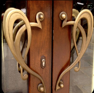 Tiradores de puerta de latón de estilo vintage con líneas curvas fluidas para puertas de madera, disponibles a precios de mayorista. - Product Image 1