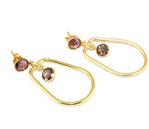 Boucles d'oreilles pendantes en laiton plaqué or 24 carats, forme fantaisie, avec pierres précieuses améthyste et quartz fumé taillées en losange, style vintage, vente en gros - Product Image 2