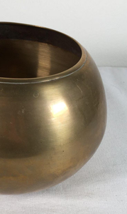 Maceta de latón antiguo con acabado dorado de primera calidad, perfectamente diseñada para un elegante estilo de jardín de temporada y para interiores. - Product Image 3