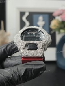 Reloj Digital con Correa de Goma Roja, Diamantes Moissanite VVS, de Lujo para Hombre, Resistente al Agua 20 BAR, Caja Redonda - Product Image 6