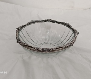 Tazón de Diseño Moderno con Base de Latón y Tapa de Vidrio, Diseño Texturizado, Forma Redonda, Acabado Dorado Antiguo - Product Image 3