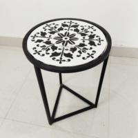 Table d'appoint élégante en résine noire et blanche, motif floral orné, structure en fer élégante, style moderne minimaliste, 2 places, multifonctionnelle pour l'extérieur
