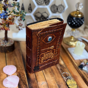 Livre de sorts en cuir Hocus Pocus - Grimoire 3D avec œil - Journal en papier vintage à bords festonnés - Product Image 4