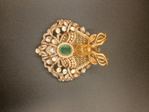 Broche de Ciervo Chapado en Oro con Piedra Verde Corte Esmeralda y Detalles de Diamantes para Joyería de Moda Femenina, Accesorio Hecho a Mano para Mujer - Product Image 5
