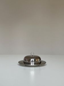 Plato para mantequilla de metal artístico para espacios de comedor de diseño, creando un acento único en la mesa con material duradero. - Product Image 5