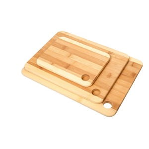 Planche à découper en bois rectangulaire avec poignée pour usage en cuisine - Product Image 6