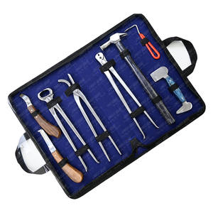 Kit d'outils de maréchal-ferrant de 8 pièces | Kit d'outils de garniture vétérinaire avec étui Marteau de maréchal-ferrant, outil à pneu, 2 couteaux à sabot et outil tampon - Product Image 1