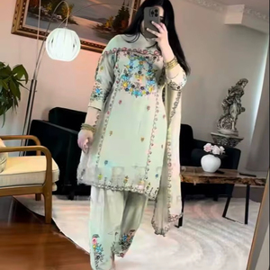 รามเดว ทรейดดิ้ง เปิดตัวชุดคุร์ตา/คุรตีผ้าไหมชินนอนดีไซน์ใหม่สำหรับผู้หญิง พร้อมงานปักหนักสไตล์โมเดิร์น เหมาะสำหรับงานแต่งงาน/งานปาร์ตี้ พร้อมผ้าคลุมไหล่ - Product Image 1