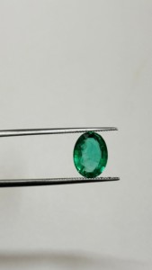 Sadiya International Pierre précieuse émeraude naturelle non traitée de 2,47 carats, taille ovale, provenance Zambie, couleur vert vif - Product Image 4