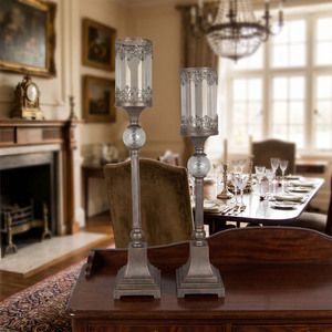 Eleva tu decoración con este portavelas de metal bronce vintage con adornos de encaje y elegante cristal. - Product Image 6