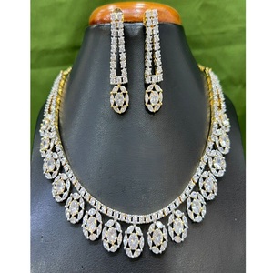 Elegante y Moderno Juego de Gargantilla y Aretes de Latón Chapado en Oro con Circonitas para Mujer, Regalo para Compromiso, Boda o Fiesta - Product Image 2