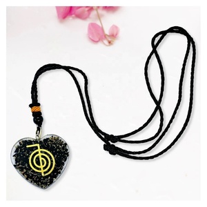 Pendentif en forme de cœur en shungite naturelle faite à la main d'Inde avec logo Reiki pour la protection EMF Type agate - Product Image 4
