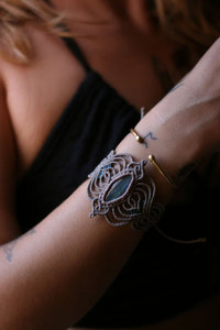 Pulsera de Macramé Gris Plateado con Cristal de Labradorita Azul Brillante, Ajustable, Hecha a Mano, Certificada por IGI, Unisex, para Regalo - Product Image 3