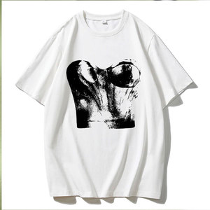 เสื้อยืดโอเวอร์ไซส์สีขาวสำหรับผู้หญิง พิมพ์ลายสีดำ คอกลม แขนสั้น ทรงหลวม ผ้าเจอร์ซีย์คอตตอน 100% - Product Image 1