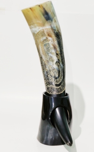 Cuerno Vikingo Artesanal para Beber, Cuerno de Buey Real con Soporte, Grabado Profundo con Runas, Decoración de Bar, Regalo - Product Image 2
