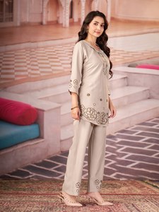 Conjunto Tradicional Bordado de Rayón Pesado de Primera Calidad con Pantalón Recto con Trabajo a Mano para Mujer, para Todas las Temporadas - Product Image 1