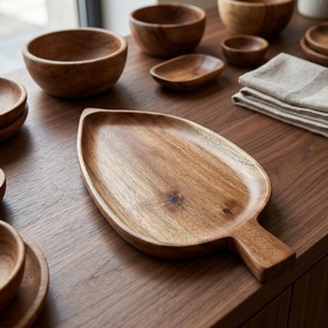 Plato de madera con forma de hoja y asa, perfecto para ensaladas, frutas, aperitivos, elegante plato de madera natural para servir en el hogar o en cafeterías. - Product Image 1