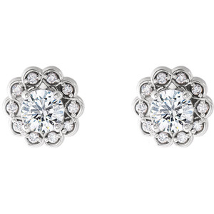 Boucles d'oreilles clous en or 18 carats avec diamants de laboratoire taille ronde et design floral halo - Product Image 1
