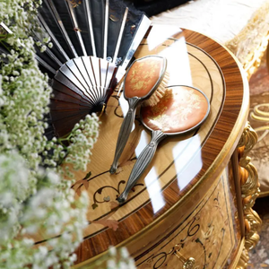 Coiffeuse Classique de Luxe en Acajou Massif avec Panneau en Marqueterie et Miroir Sculpté Doré – Design Élégant pour Chambre à Coucher - Product Image 6