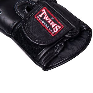 Gants de boxe Muay Thai professionnels en cuir Twins SA-001 noirs, respirants, pour sparring, avec fermeture unisexe et rembourrage de pouce sécurisé - Product Image 6