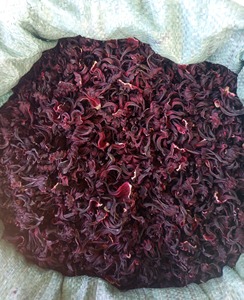 Thé aux fleurs d'hibiscus séchées au soleil du Vietnam-Recueilli à la main pour une infusion vibrante et délicieuse facile à préparer - Product Image 1