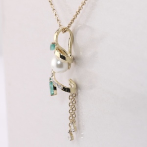 Perla Redonda de Agua Dulce Sostenida en una Elegante Cinta de Oro Amarillo Adornada con Hojas de Corte Marquesa y Borla de Diamantes, Joyería Fina - Product Image 5