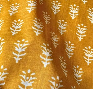 ผ้าฝ้ายพิมพ์ลายด้วยมือ สีเหลืองมัสตาร์ดพื้นขาวลายบูตะ ผ้าทอมือจากอินเดีย ลายดอกไม้แบบมินิมอล - Product Image 3