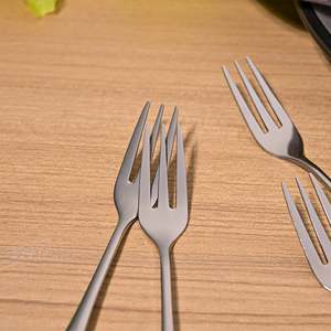 Lot de 4 fourchettes à dessert jetables en métal avec manche en céramique Lilac Bloom pour la maison, les restaurants et la rentrée scolaire - Idéales pour les fruits - Product Image 6