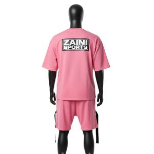 ชุดเสื้อยืดและกางเกงขาสั้นผู้ชาย ผ้าคอตตอนผสมโพลีเอสเตอร์ น้ำหนักเบา 200 GSM สีชมพู พร้อมโลโก้แบบรีดร้อน - Product Image 2